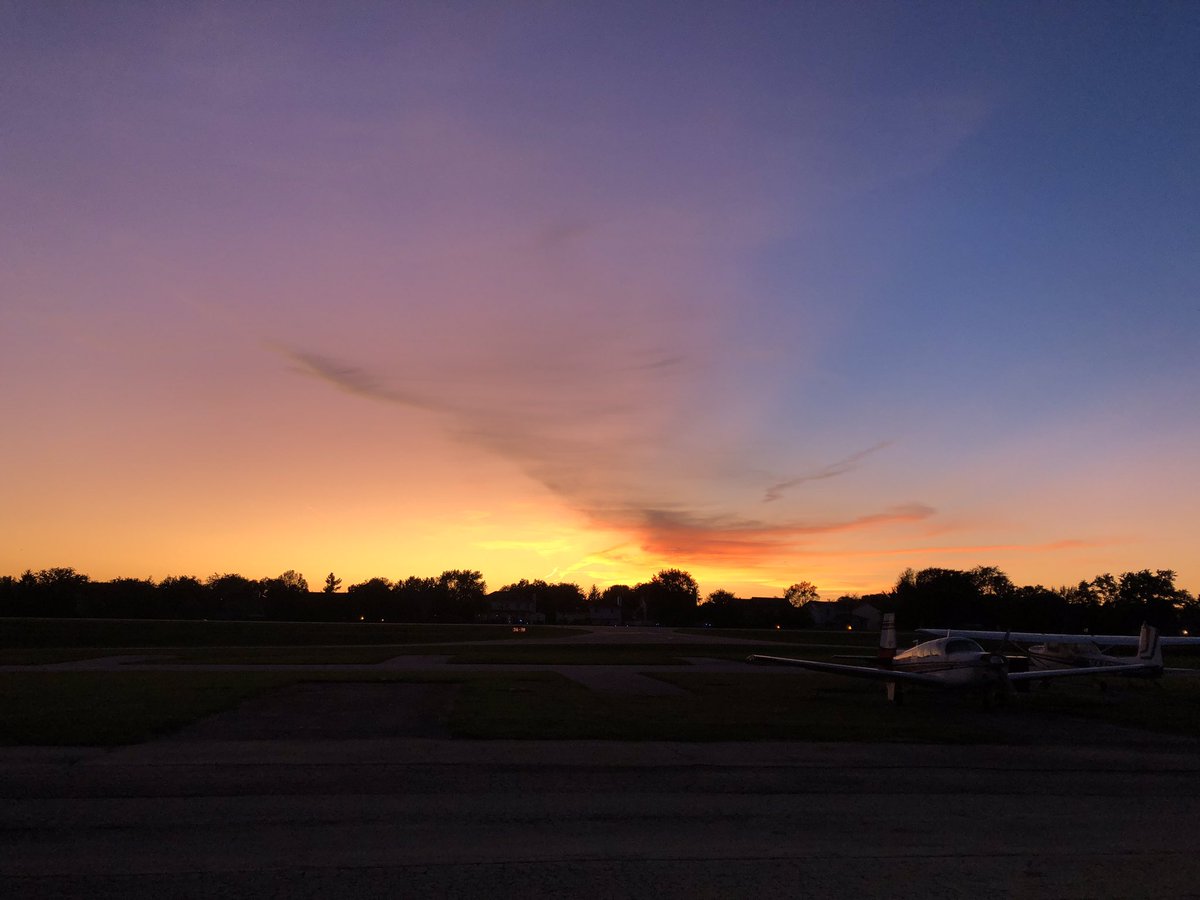 Kamera_geek's tweet photo. A few more photos from this evening. #avgeek #flying #sunset #1C5 #Clow @EAA https://t.co/1bb3SXYFKo