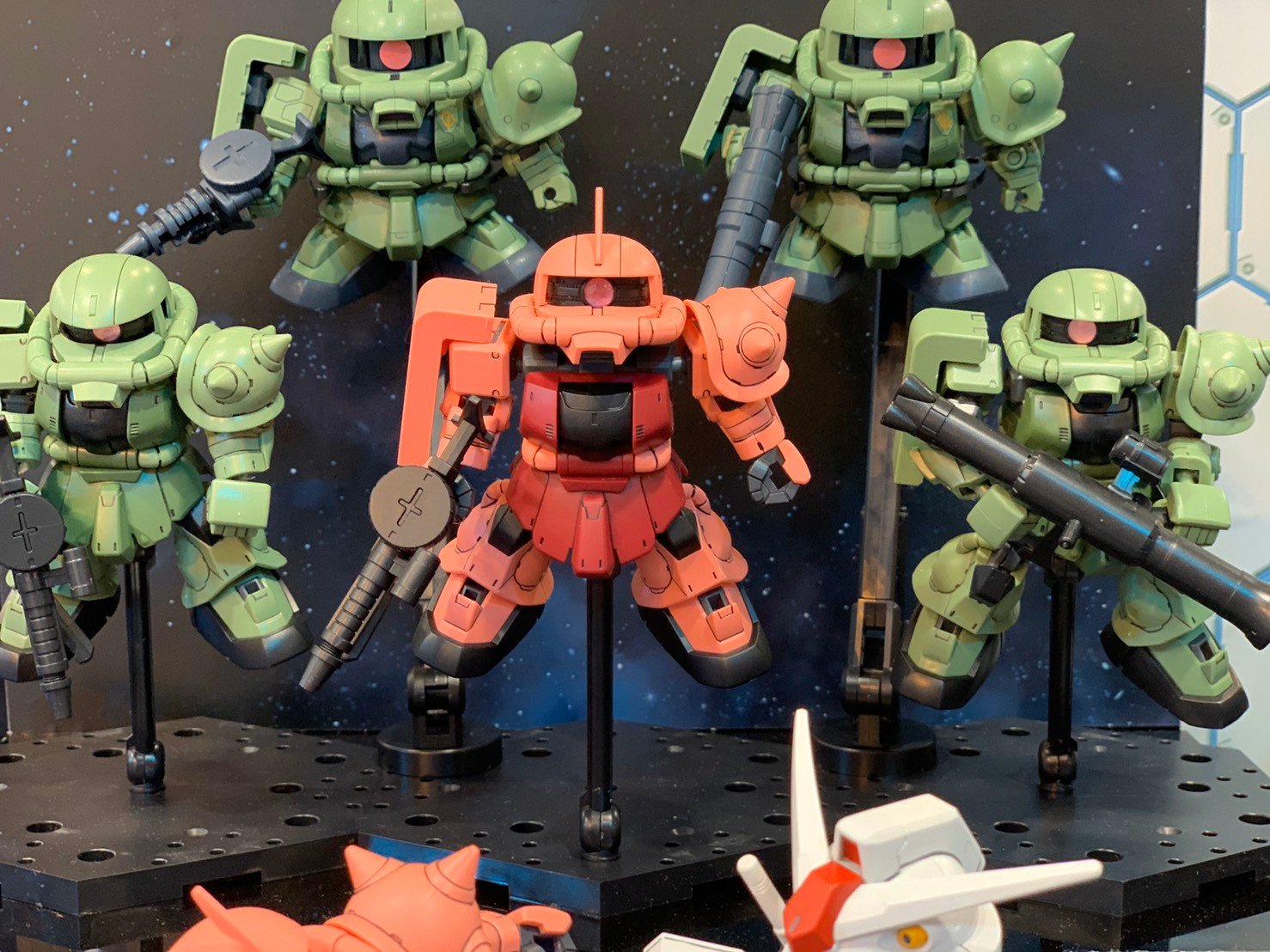 تويتر Bandai Spirits ホビー事業部 على تويتر 年1月発売予定 Sdガンダム クロスシルエット シャア専用 ザク を展示中 特徴的な色味を成型色で再現し 豊富な武装が付属 モノアイも可動します 近日一般予約受け付け開始 全日本模型ホビーショー