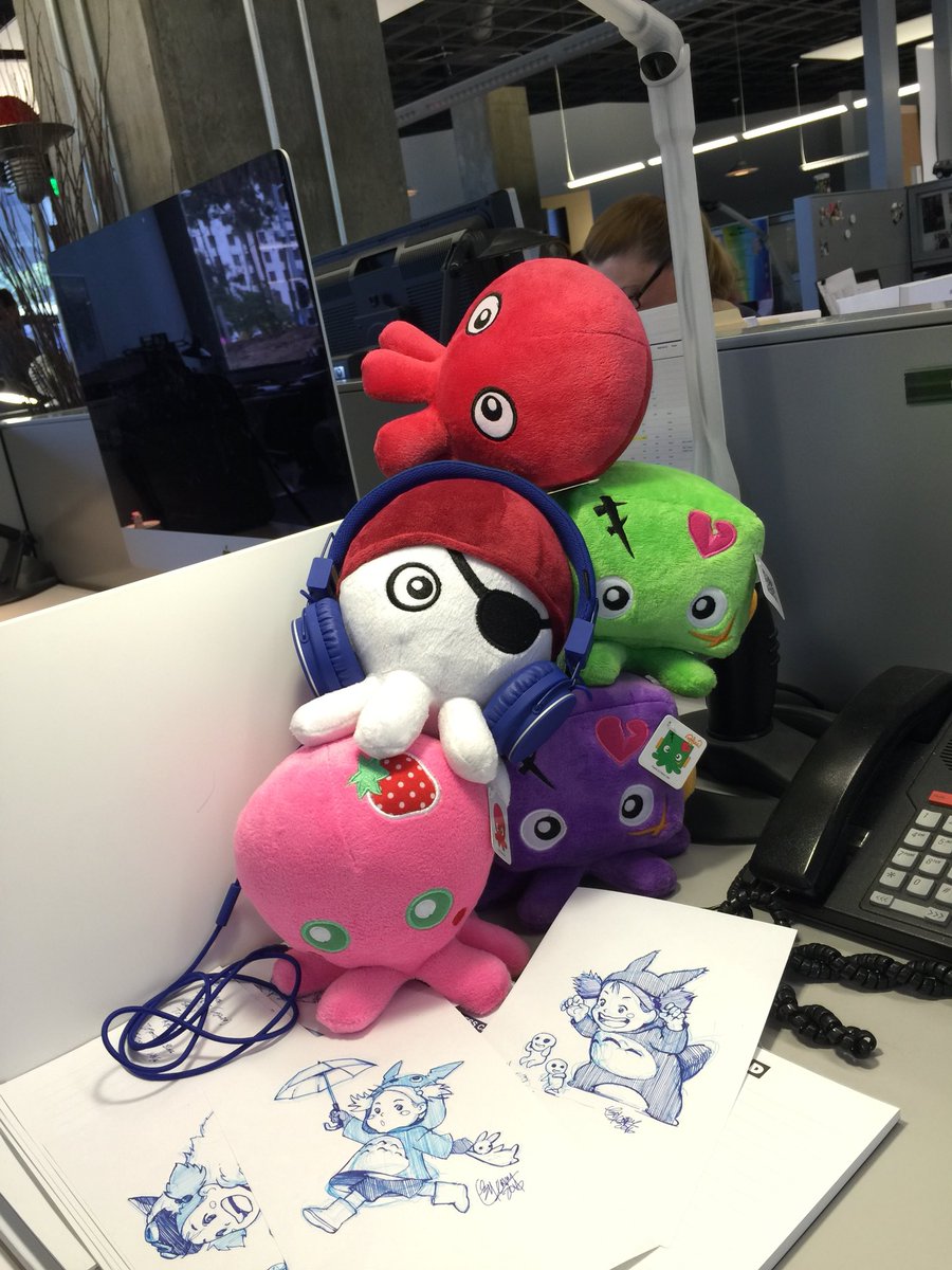 hank117's tweet photo. So a #TwitchCon2019 security dog sniffed my luggage and particularly liked one of my plushies. I mean, if you need to distract the security this weekend, buy one from AA47?
😆 @BeeFyXPoo #artistlife #dog #checkpoint #rokuu https://t.co/pQoO5tZk3e