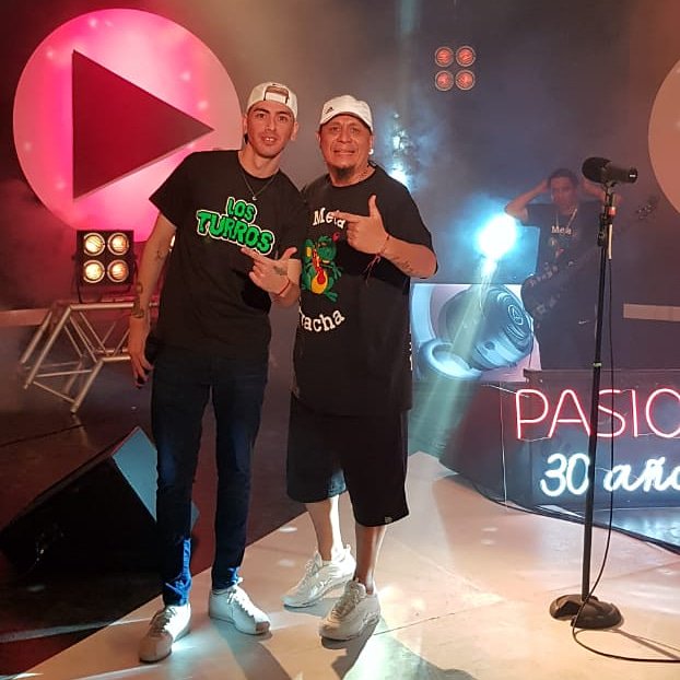 JulyLosTurros's tweet photo. HOLA A TODA LA GENTE, AYER SE GRABO ESPECIAL PASION 30 AÑOS, GRACIAS 🐕 @TraikoPinuer POR LA INVITACIÓN, LE MANDAMOS CUMBIA Y SALIO PIOLA, ( TENGO UN PEDO ) #losturros #metaguacha #tengounpedo #apuracumbia https://t.co/kzKokWT5PY