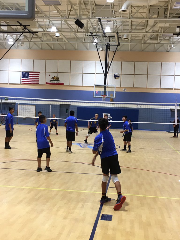 Niccole_SMBSD's tweet photo. ECJH Titans volleyball tonight! #SMBSDFamily #FamiliaSMBSD #ECJHTitans https://t.co/5330mCQ5rj