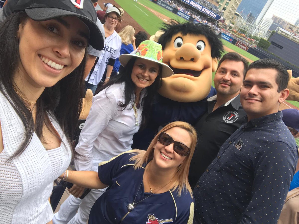 nellysanoja's tweet photo. Team @TorosDeTijuana at #Pecto #Lexus @padres #FriarFaithful https://t.co/ebDIYy8yHH
