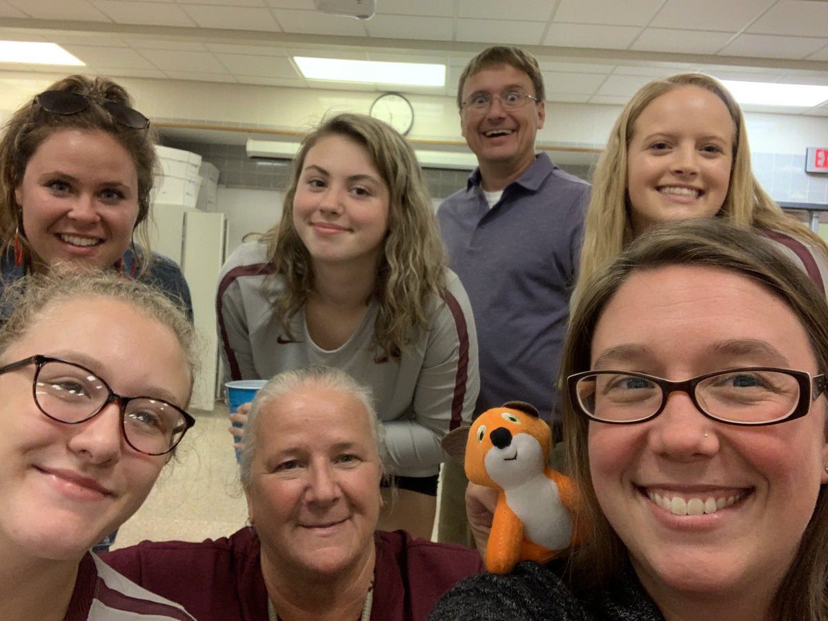 MathwithMissA's tweet image. Teacher Appreciation night with Volleyball.  Thanks for dinner, ladies! @neighboreds @NewarkAthletics @Newark_HS