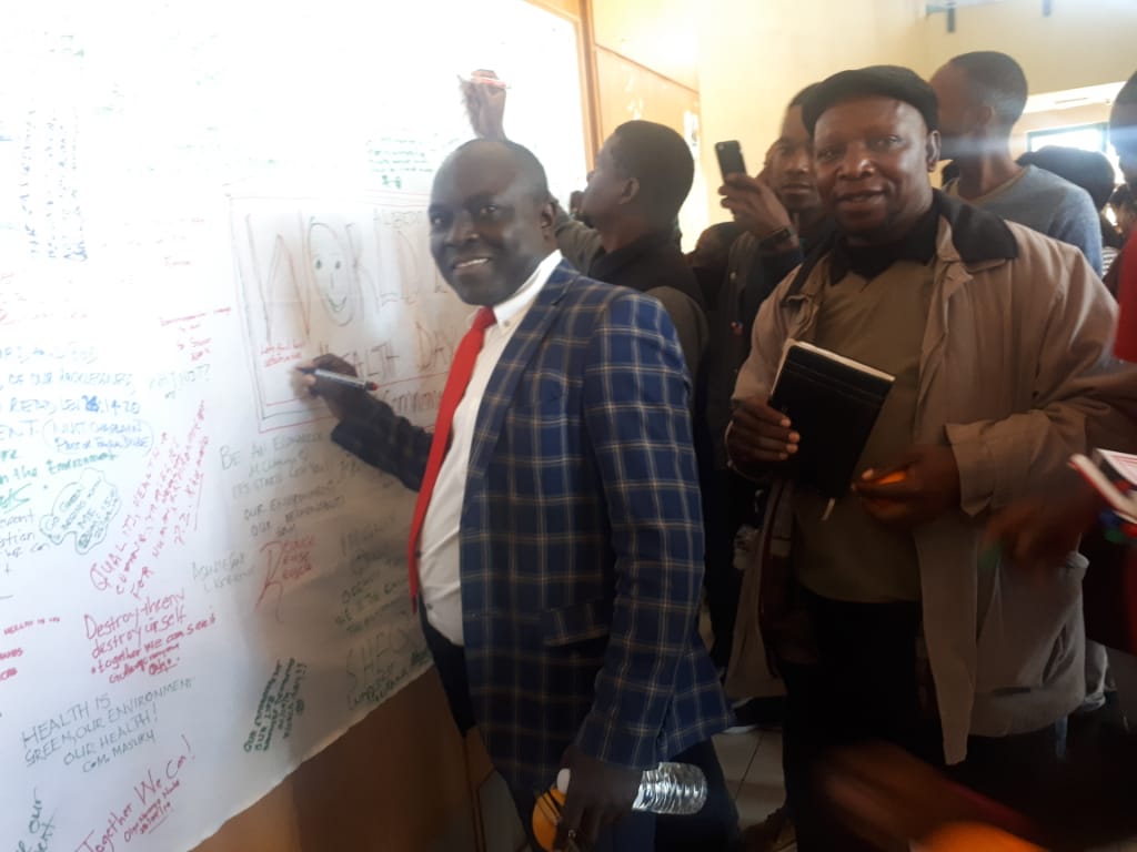 ZEHPA2's tweet photo. Director Environmental Health MoHCC (Guest of Honor Mr V Nyamandi signing the Commitment Banner @ Zim World Environmentsl Health Day - Climate Change Challenges, time for Environmental Health to Act in Unison!!!! A day well spent https://t.co/kYMQ6xSlFl