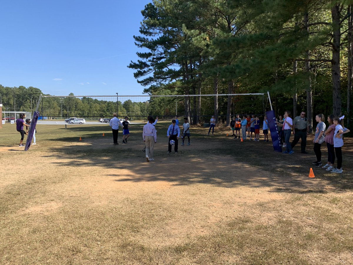RCEMiddle's tweet photo. Students enjoy #IntramuralVolleyball🏐 in the shade during recess this afternoon #teamrce🐾 #teamaltruism💚 vs #teamprowess❤️ #pantherhuddle💜 https://t.co/3X77VnnRlg