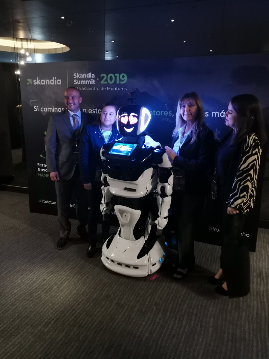 RobotsMexico's tweet photo. #Promobot atrae la atención de la gente. El atractivo de la #innovación puede ayudar a tu #empresa en #eventos y #exposiciones. 

Gracias, @SkandiaMexico por permitirnos ser parte de su evento. 

Conoce más en ➡ https://t.co/CXNB5PNvUS https://t.co/aWfTNGkUZh