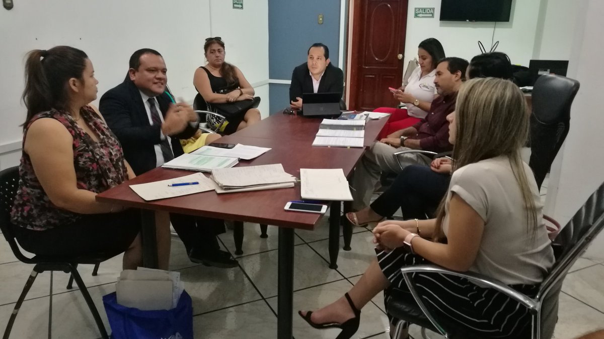 ManabiCJ's tweet photo. .@ManabiCJ 📌 Jueces de las Unidades Especializadas contra la Violencia, se reunieron en una mesa de trabajo para tratar temas relativos a la 📚 Ley Orgánica de Violencia Contra la Mujer y Miembros del Núcleo Familiar y el COIP https://t.co/ZH7jg07q7b