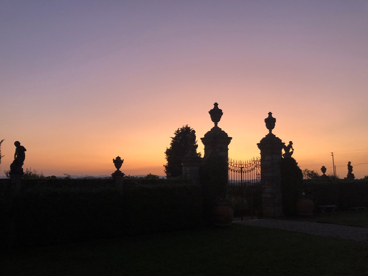 wesonator's tweet photo. Whilst @ArtypantsLondon was busy painting and enjoying this gorgeous Tuscan sunset, I was busy recording @lamantinoicae at @TheGarage_Italy #tuscany #italy #recordingstudio #recordingengineer #mixengineer #newmusic #sunset #busmansholiday https://t.co/jDkY3PwM72