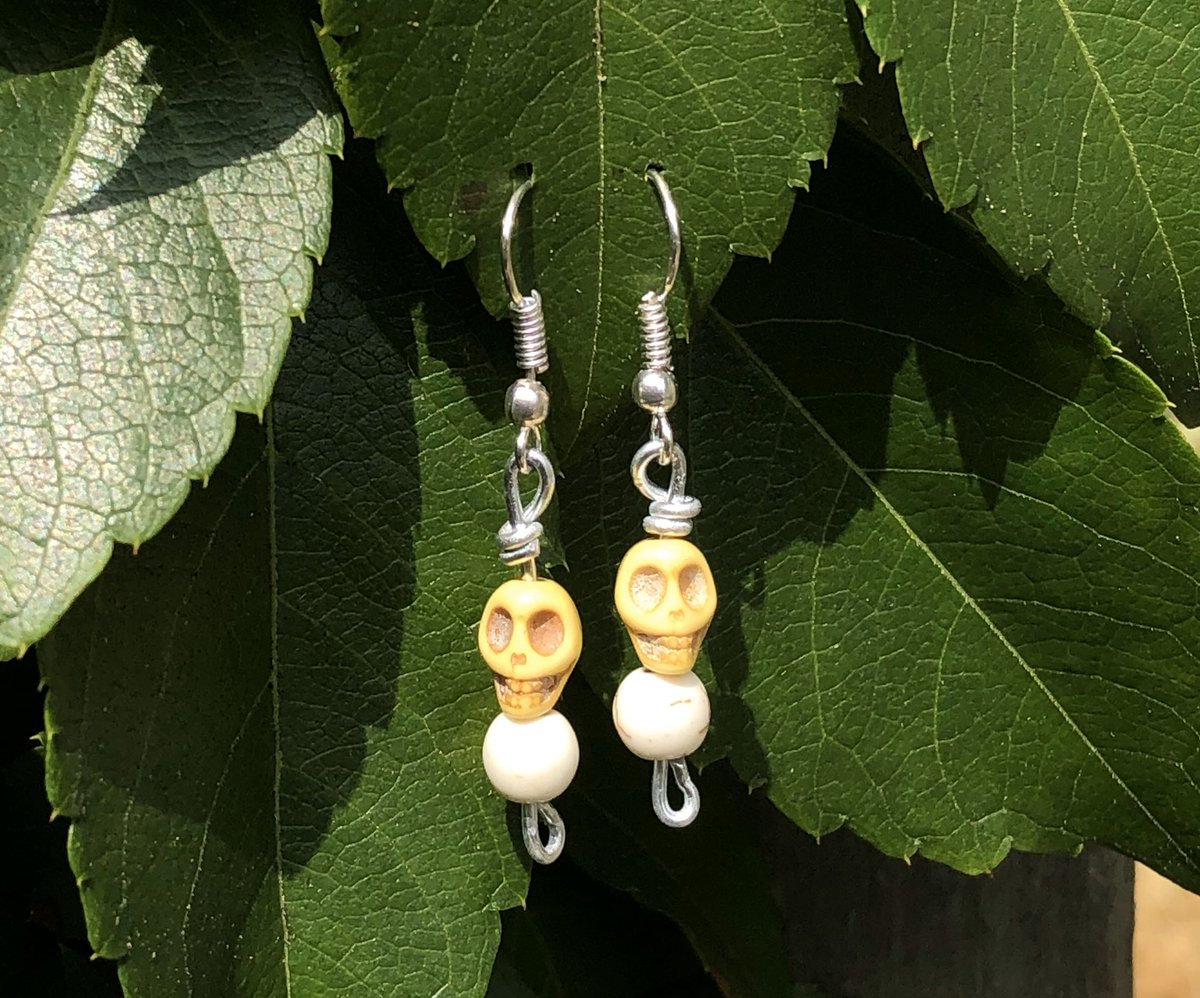 SheaShellsArt's tweet photo. Added some new items to my shop today!!!💀⚡️#skullpendant #skullearrings #wirewrapper
I also discounted all existing items❤️ https://t.co/X3zhKuCzga https://t.co/7SNcSXLqn4
