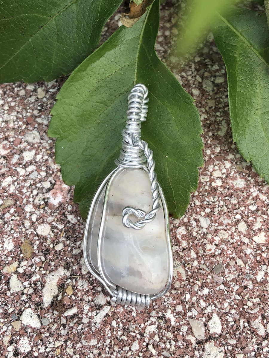 SheaShellsArt's tweet photo. Added some new items to my shop today!!!💀⚡️#skullpendant #skullearrings #wirewrapper
I also discounted all existing items❤️ https://t.co/X3zhKuCzga https://t.co/7SNcSXLqn4