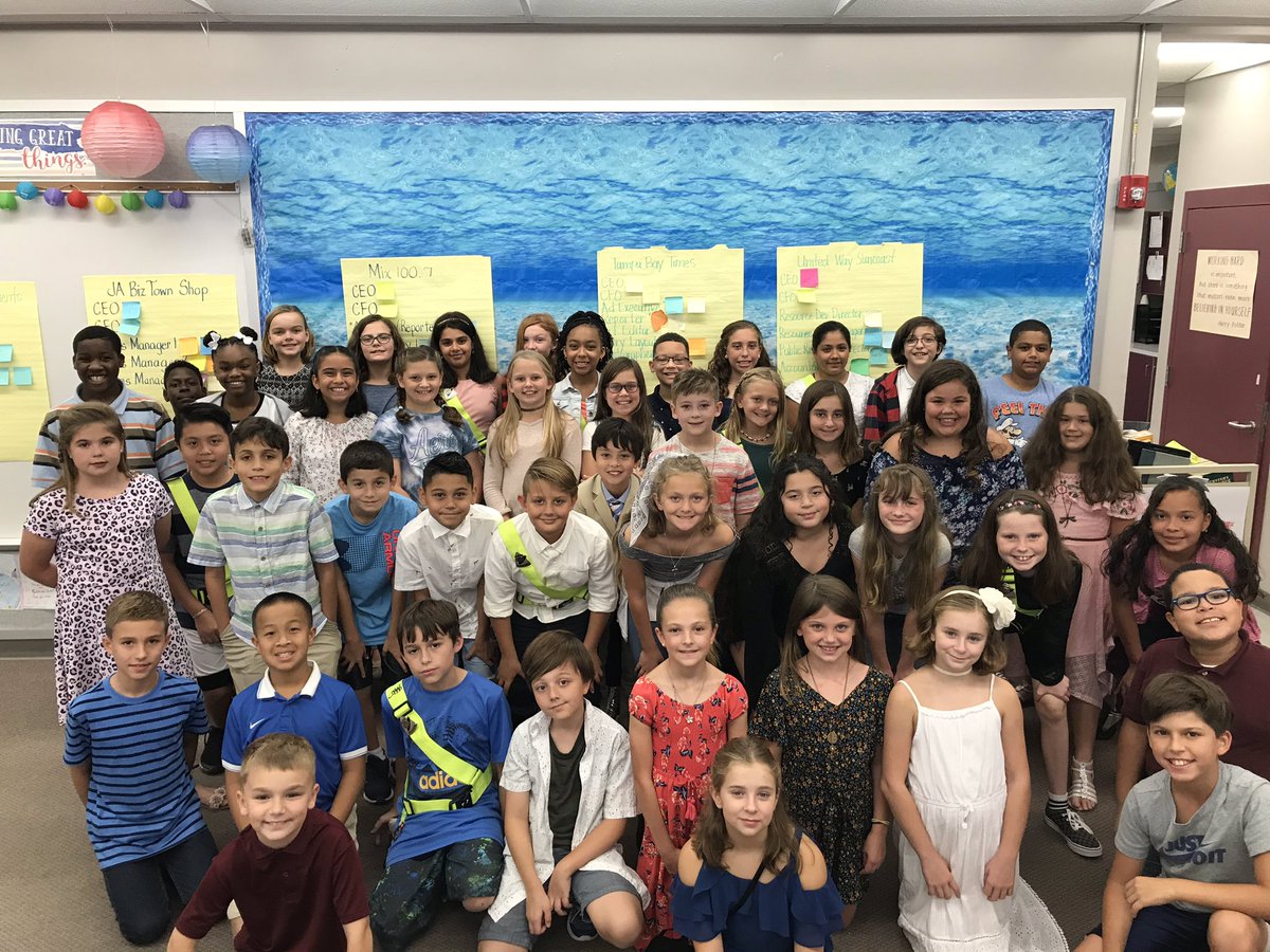 EvartsJennifer's tweet photo. It’s picture day! Look at these cuties! @SchwarzkopfElem @susanneshrews https://t.co/0g5W2bcOpx