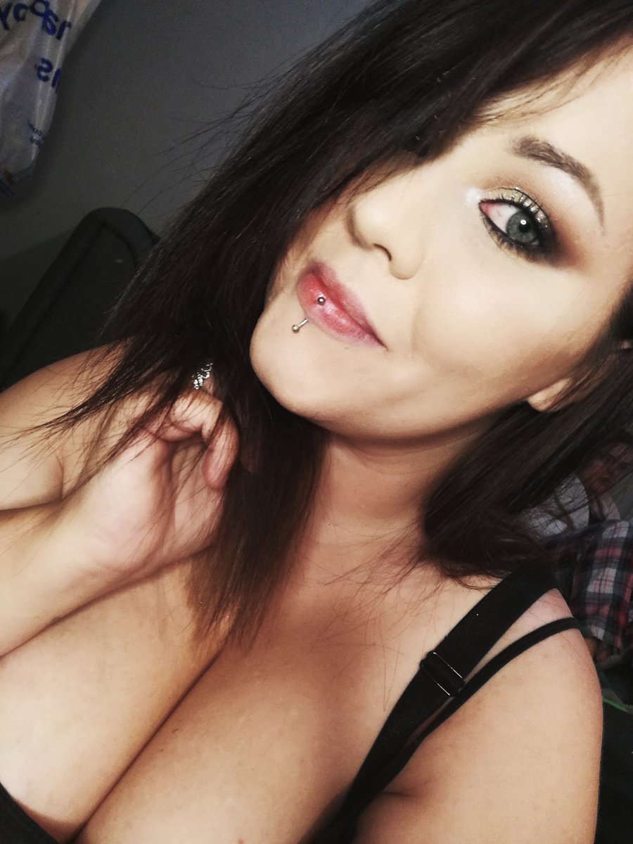 Jorgregory1's tweet photo. My beaut wife got me one of those ring lights which I love!! New look up using my new light! #makeup #morphe #makeuprevolution #bhcosmestics #like4likes #RetweeetPlease #RETWEEET #makeupjunkie #beautyinfluener #makeuppr #prmakeupbrands #SupportSmallStreamers #loves #happiness https://t.co/dMdjocHBAT