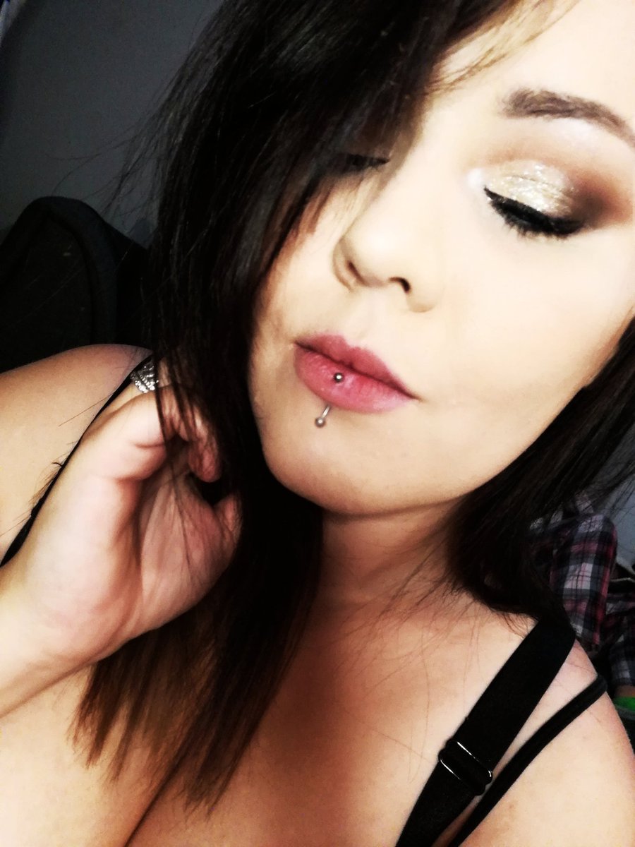Jorgregory1's tweet photo. My beaut wife got me one of those ring lights which I love!! New look up using my new light! #makeup #morphe #makeuprevolution #bhcosmestics #like4likes #RetweeetPlease #RETWEEET #makeupjunkie #beautyinfluener #makeuppr #prmakeupbrands #SupportSmallStreamers #loves #happiness https://t.co/dMdjocHBAT