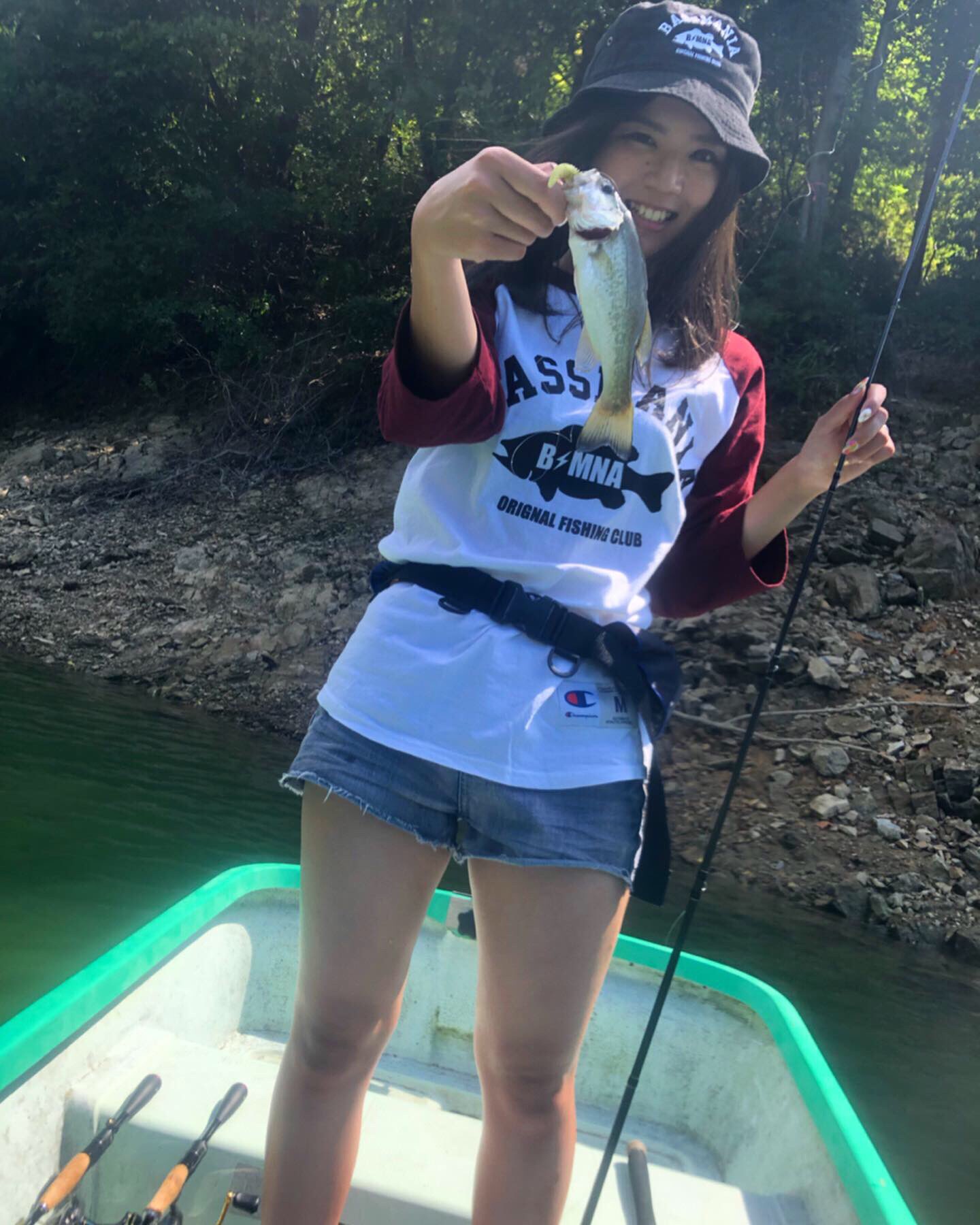 ゆりな リベンジ前の釣行のせてなかった 笑 こんなサイズ3匹に姿の見えんかったきっと大物をバラす もう気温は秋やね Bassmania 釣りもオシャレに Bassmaniafieldstaff バス釣り 釣りガール T Co V3xz7fhje5 Twitter