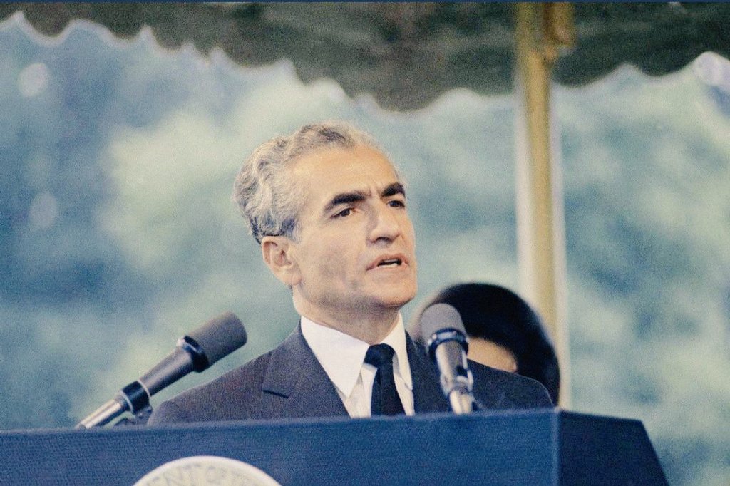 ordinaryman1980's tweet image. من فقط یک پرسش دارم
خطاب به آنهایی که حداقل اندازه یک سر سوزن تعلق سرزمینی دارند با هر عقیده و مسلکی
محمد رضا شاه، که بود و چه کرد
که هنوز و بعد از چهل سال BBC
گریبان او را رها نکرده است ؟