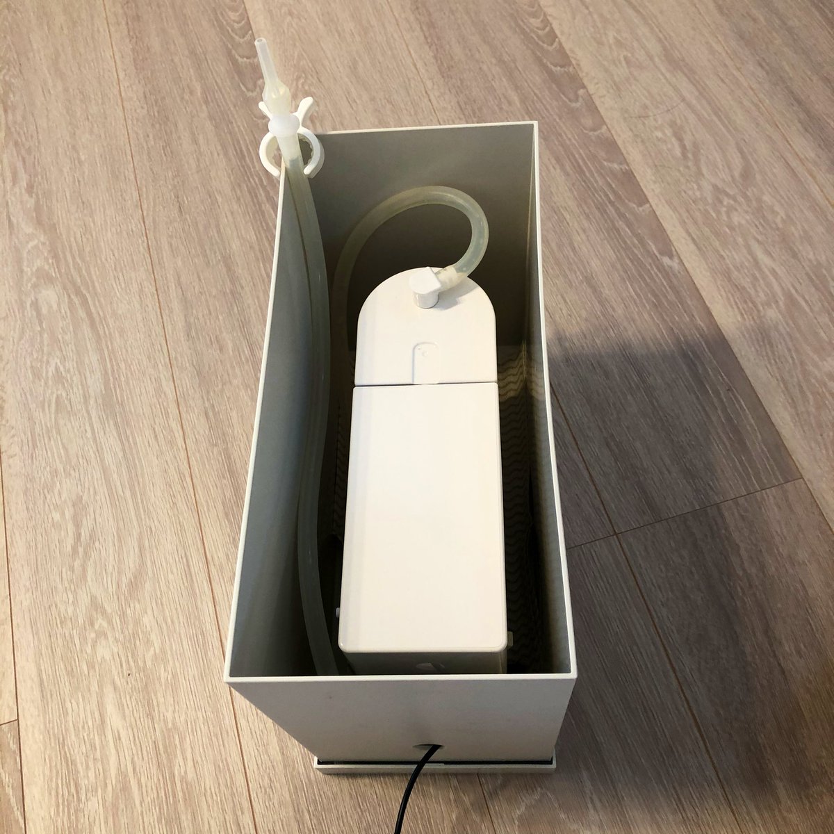 あぴ無印良品週間3 24 水 En Twitter 愛するフォロワーさまに教えて頂いた無印のファイルボックスワイドを使ったメルシーポット収納を少しだけ変えました ひっかけられるフックも便利だったけどチューブの劣化や破損が心配だったので優しく固定出来そうなセリアの