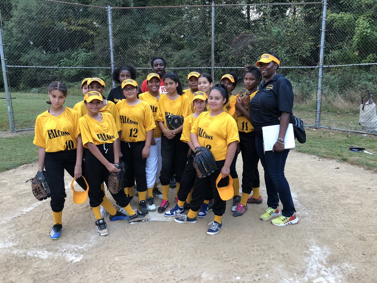 RCunningham2you's tweet image. Family engagement extends to the softball/baseball field...we show up for our scholars because we all know that it takes a village 💜 Shoutout to the DFMS Softball/Baseball Coaches @MsHysonsWorld @toolaidbac @TeachStaples Mr. Montgomery #dfms #levelupthedrewway