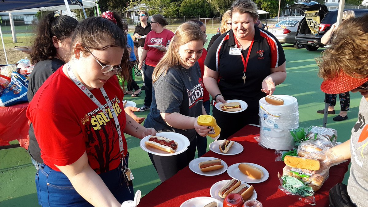 DMSTIGERTWEETS's tweet photo. A wonderful night for our first AVID tailgate party. Our students and parents had a great opportunity to connect with each other and build a stronger sense of community. https://t.co/Rwiwk2uybS