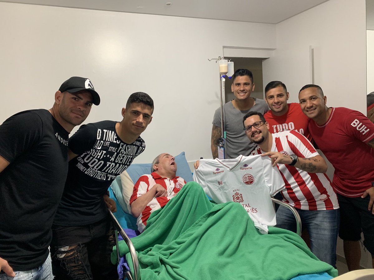 Jogadores do elenco alvirrubro visitaram hoje o alvirrubro André Medeiros, de 52 anos. O torcedor viralizou nas redes sociais com uma foto logo após o acesso contra o Paysandu, nos Aflitos, do quarto da sua casa. (+)