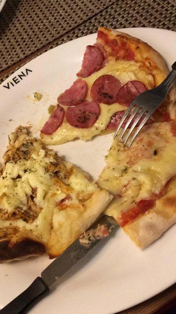 MiiaMachado's tweet photo. Vim no shopping retirar a minha encomenda, e trocar umas roupas... Eis que tropecei em um #rodiziodepizza, amanhã tudo volta ao normal https://t.co/Uh23ErtzMC