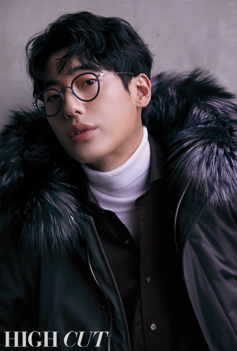 highcutstar's tweet photo. #HIGHCUT VOL.248 #손민호
차가운 도시의 젠틀맨, 손민호가 하이컷을 찾아왔습니다. 회색빛 콘크리트 사이, 클래식 롱 코트부터 경쾌한 프레피 룩, 미니멀한 패딩 코트까지 멋스럽게 소화한 모습을 26일 발행한 하이컷을 통해 확인하세요.
-
#HIGHCUT #하이컷 #HIGHCUTSTAR #Shonminho #지이크 #SIEG https://t.co/JnIiIRgiF4
