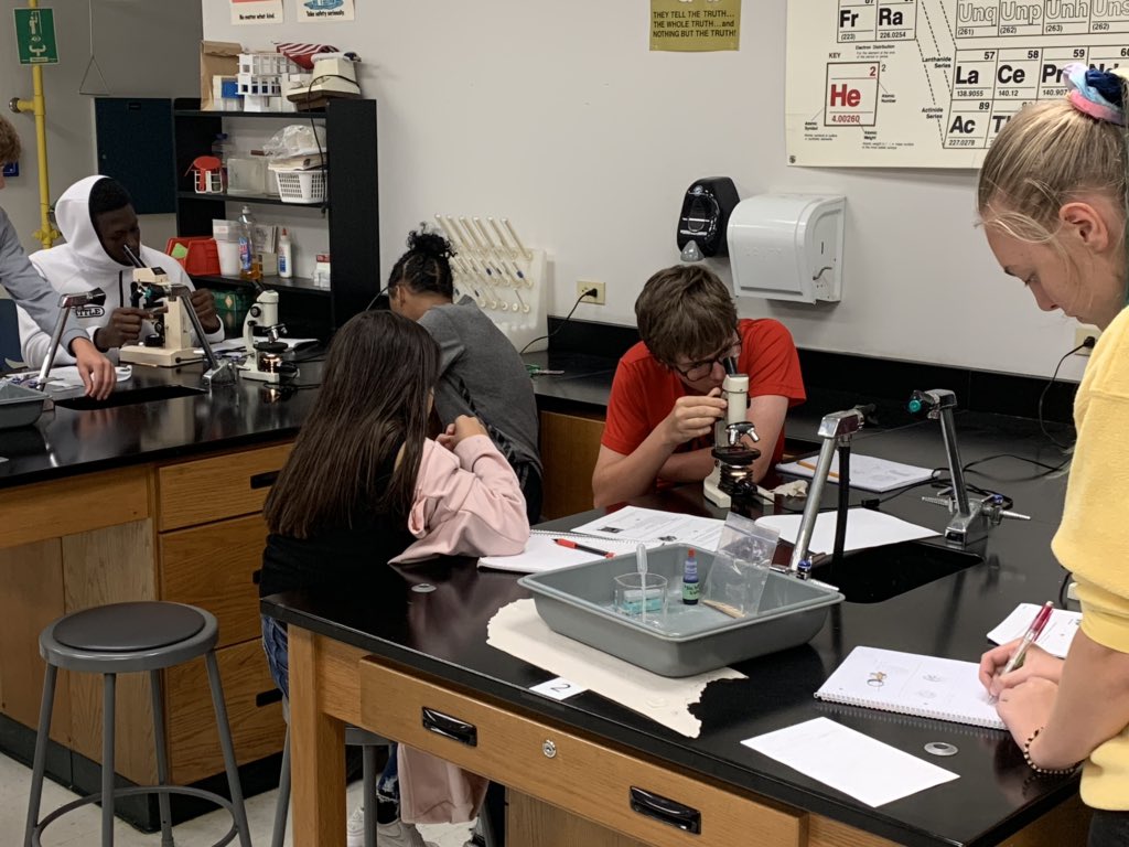 Spalding_Bio's tweet photo. Fine tuning our microscope skills while identifying cell structures in the lab today. 🔬
@RHSRaiders @dentonisd
#DentonISDDelivers
#WeDidAScience
#Microscope
#EukaryoticCells https://t.co/AAkvoLLoU2