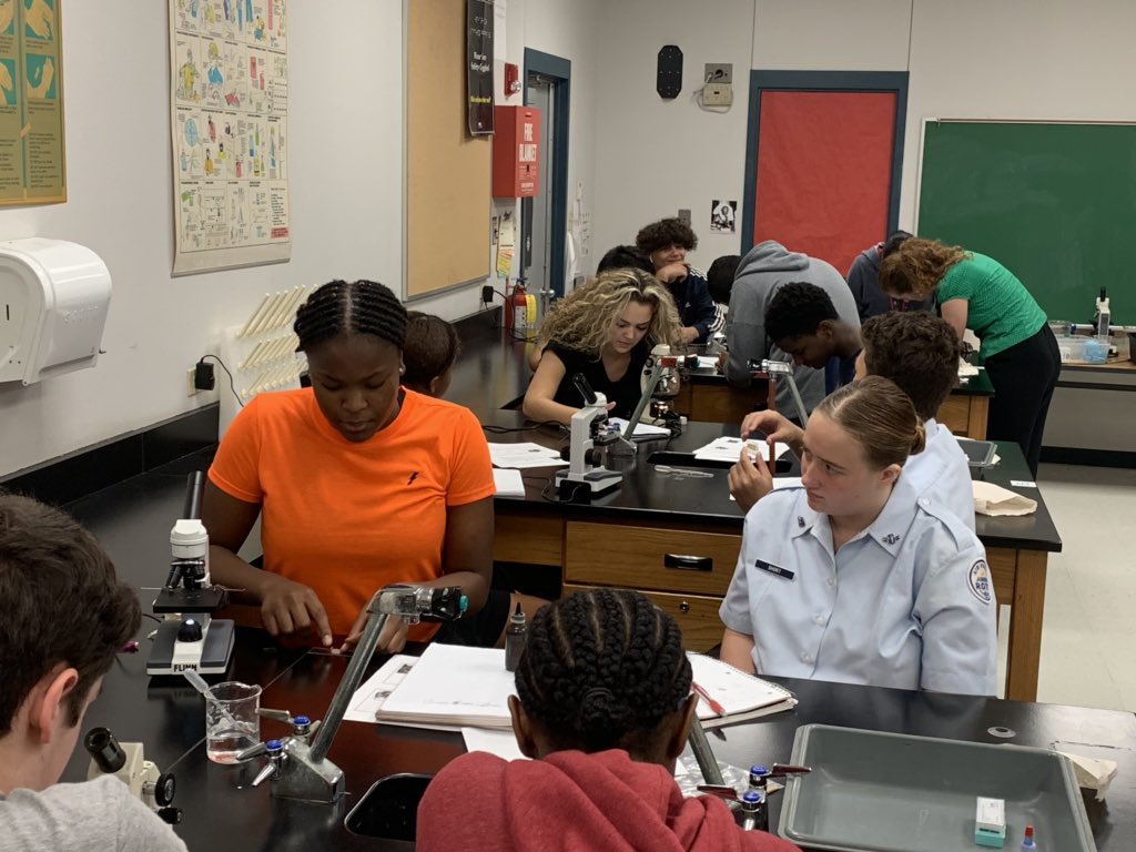 Spalding_Bio's tweet photo. Fine tuning our microscope skills while identifying cell structures in the lab today. 🔬
@RHSRaiders @dentonisd
#DentonISDDelivers
#WeDidAScience
#Microscope
#EukaryoticCells https://t.co/AAkvoLLoU2