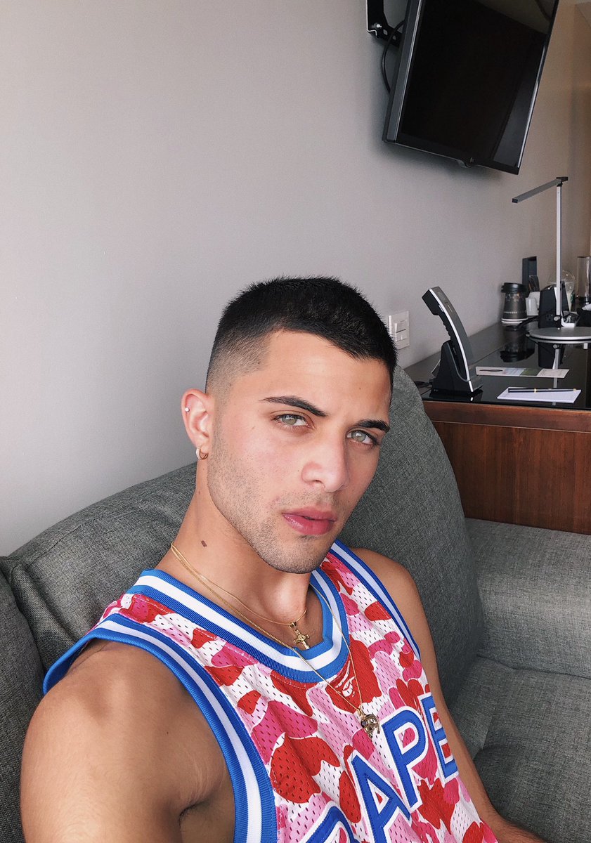 ErickBrianColon's tweet photo. ... Hoy rompo la ley por ti 🎶 #CNCOLaLey https://t.co/sZnYsZvqd3
