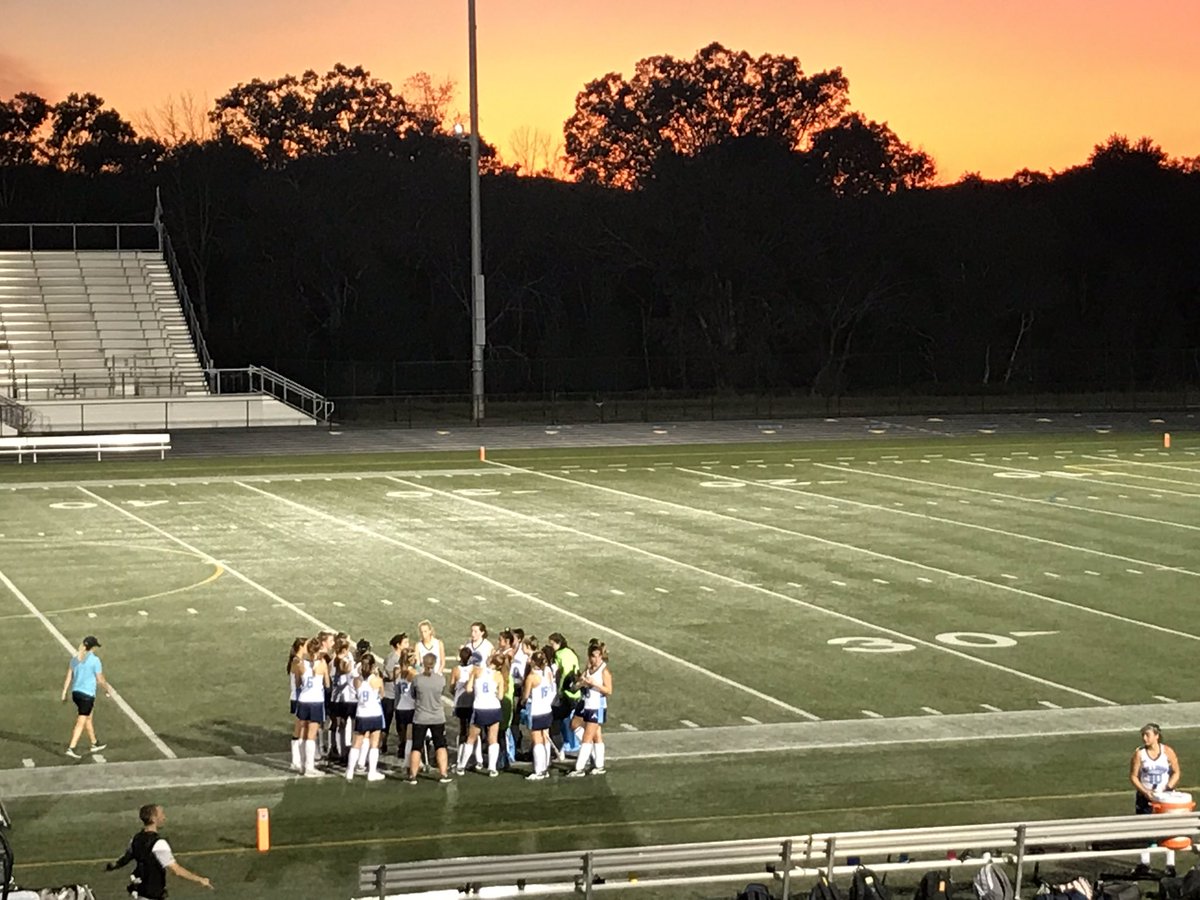vandygirl1998's tweet photo. It’s a gorgeous sunset #HalftimeHuddle #SBFH https://t.co/FkBjJsj84a