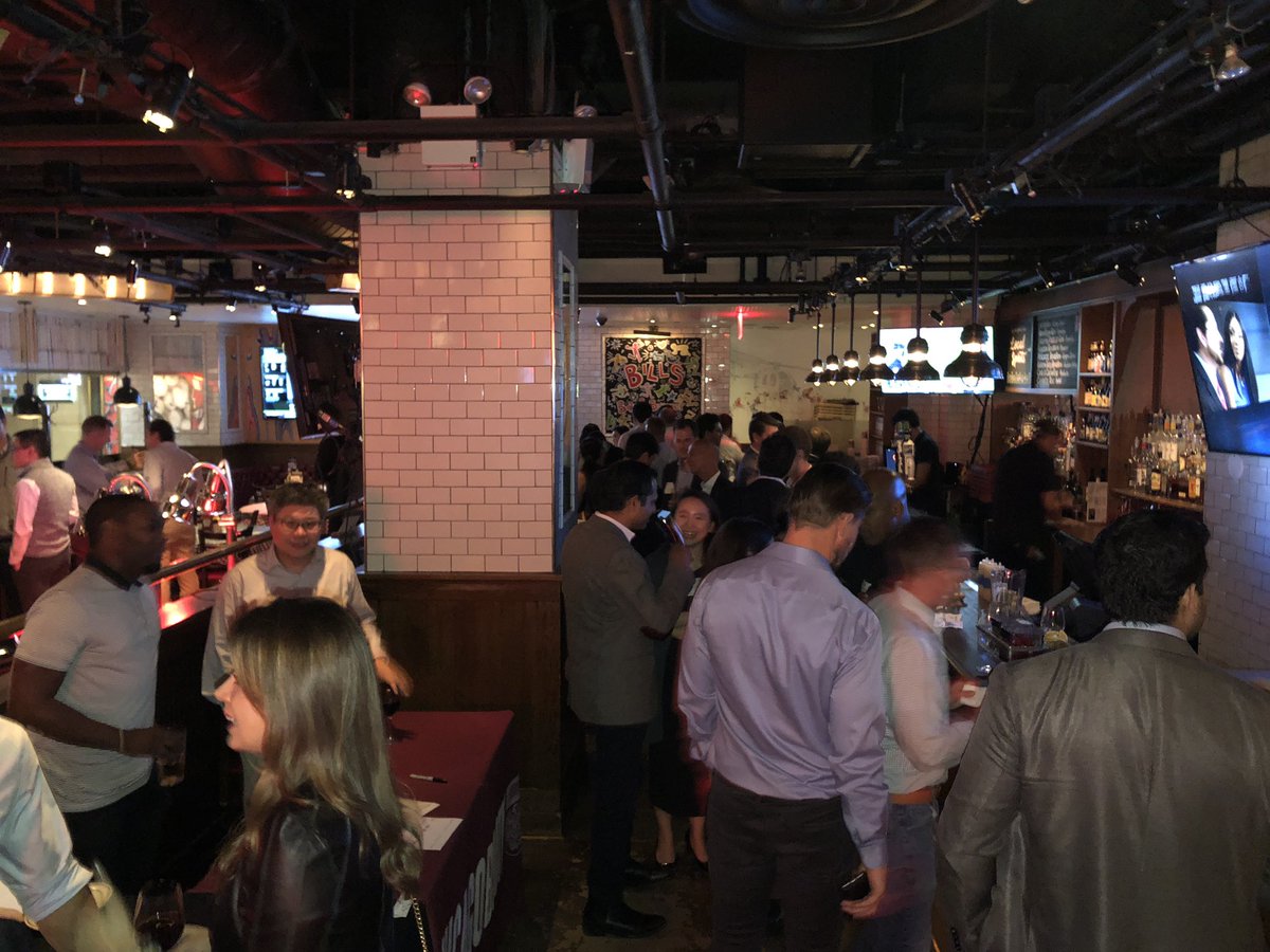 Eggernomics's tweet photo. Great crowd of #ChicagoBooth alums out for Worldwide #BoothNight NYC at @BillsBarNBurger HT @ChicagoBooth! https://t.co/hFN5oOuoVf