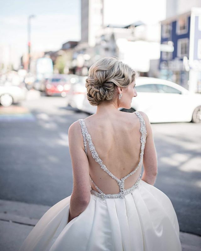 City bride moment. 😍🏙️
.
.
.
#tbt #latergram #bride #halifaxbride #weddingphotography #citybride #hfxwedding #terilynlemairephotography #chesterandfelicity #fletcherbridalhair #brideinthecity #eastcoastbride #hfxweddings #springgardenroad ift.tt/2n7dH5j