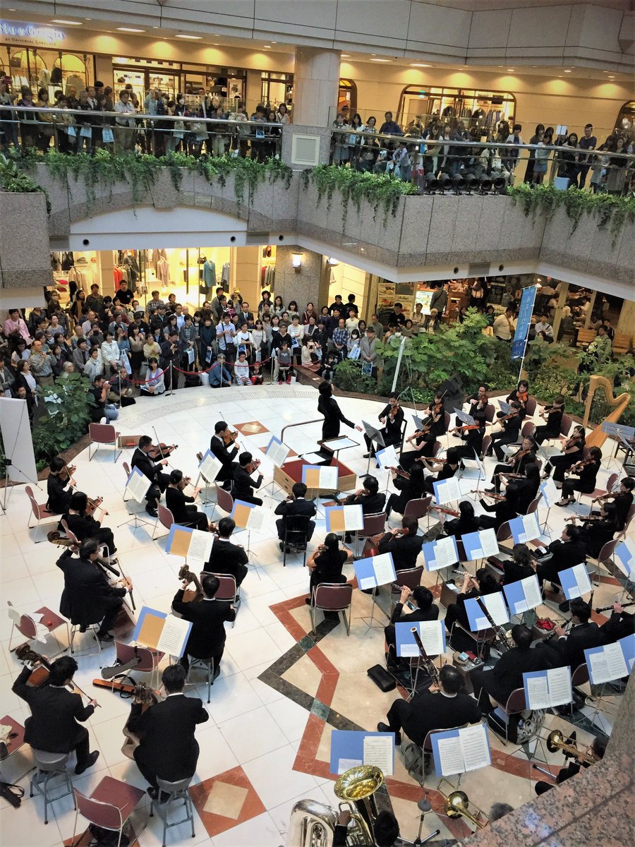 神奈川フィルハーモニー管弦楽団 على تويتر 最近いっぬ が朝5時に おさんぽわん と起こすので 寝不足なわたしです 9 29 日 には横浜ランドマークタワー1階にあるサカタの タネガーデンスクエアにて オーケストラがそのままやってくる無料のコンサートを