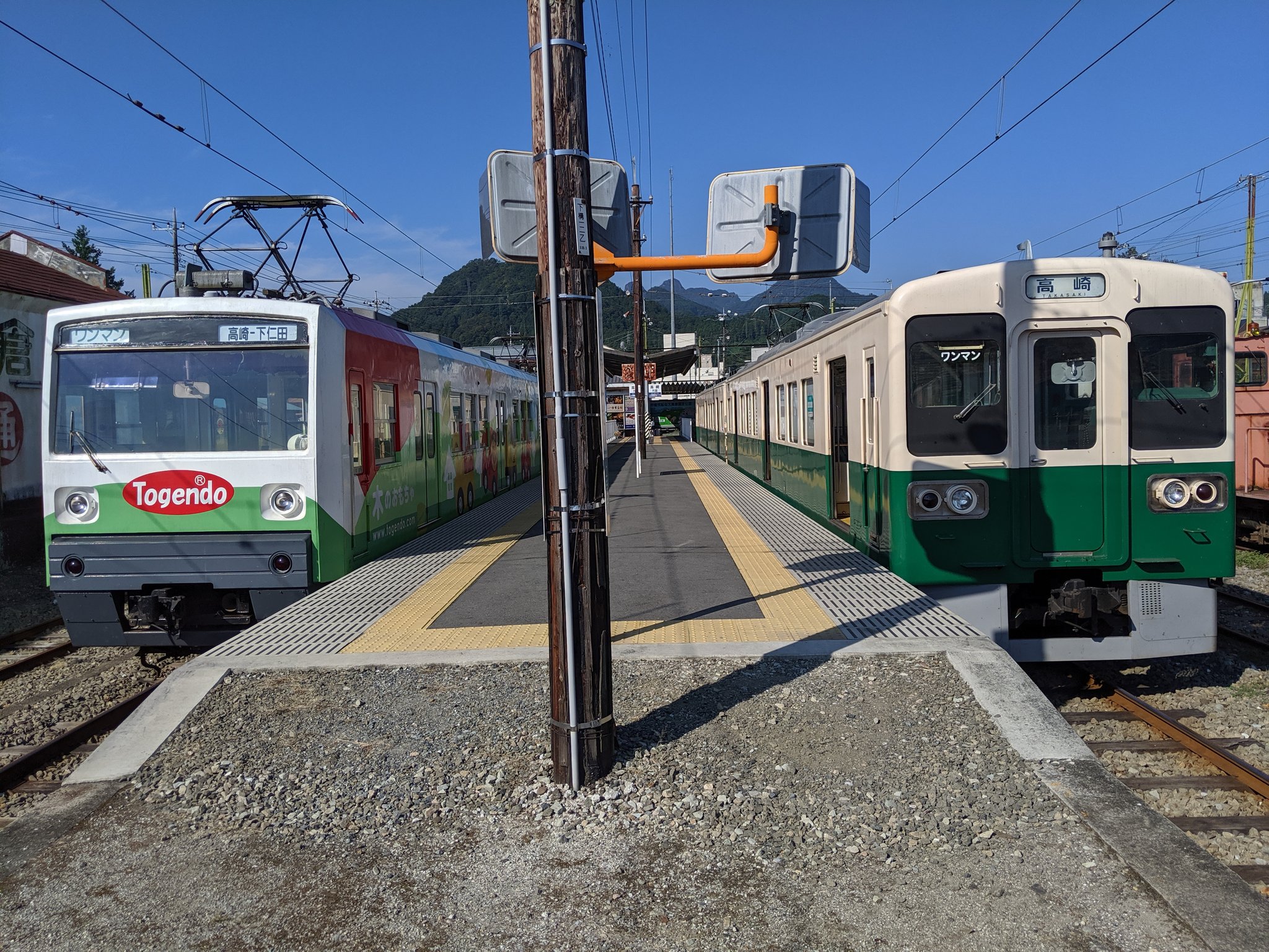 延藤勝実 えんどうかつみ 下仁田からは最新鋭の電車に乗ってみる 立派な機器室や車内に液晶モニターがあるとはさすが新型は違う 中之条へ朝帰りするときに乗っていた高崎からの一番電車の2両編成に似ているが方向幕の英語表記も異なるし 気のせいだわ