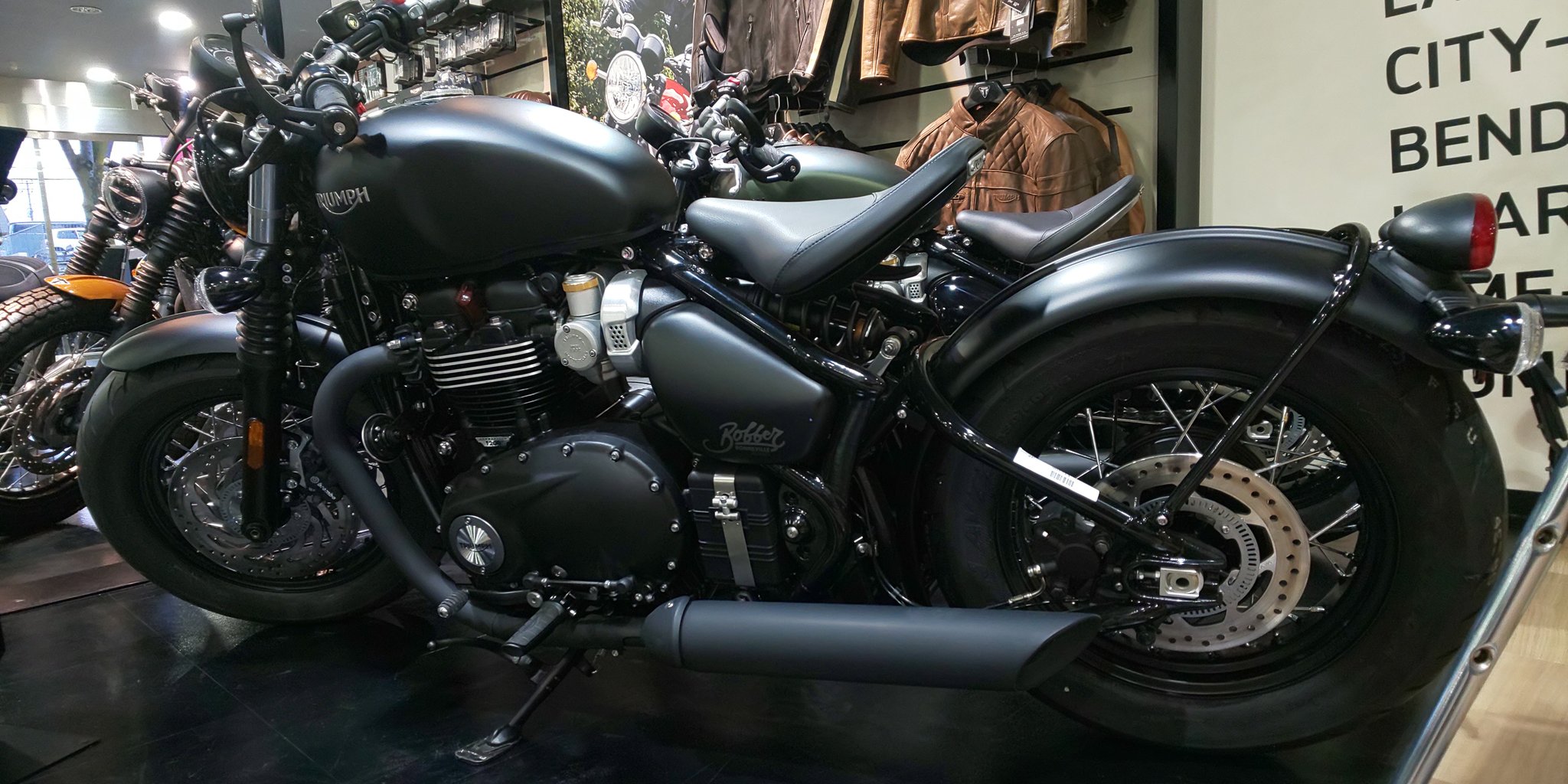 与作 G カイゼル Aymrider 2710 アメリカン良いですね 俺も昔 シャドウスラッシャー750に乗ってました 乗り易くて良いバイクでした ここで第三勢力のイギリスバイク トライアンフのボンネビルボバー 写真のこれ スピードマスター ダブル