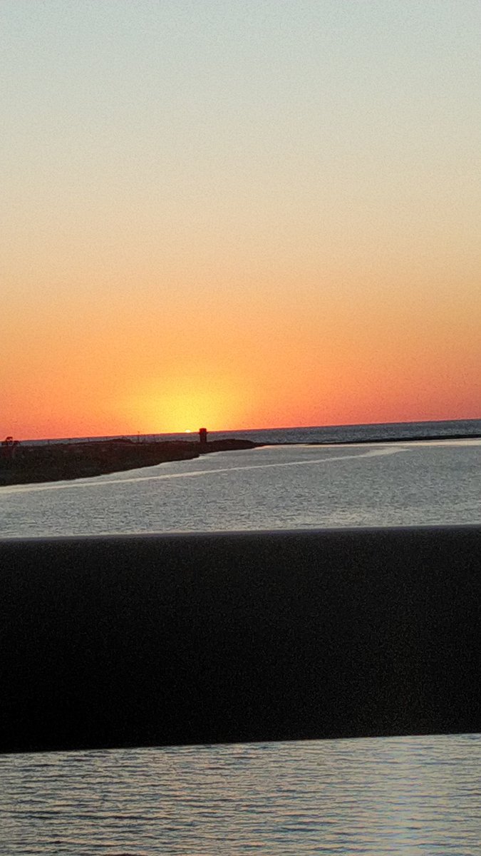 e_hatake's tweet photo. 毎日、夕日がキレイです。
癒やされる。 https://t.co/L7H7VdtsPy