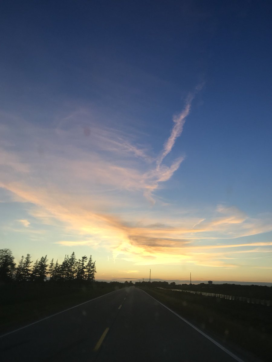 coachkarenwiley's tweet photo. Don’t really like seeing the days growing shorter but do love seeing the amazing sunsets driving home. 😌 #Hisworks https://t.co/8chKeoSlgU