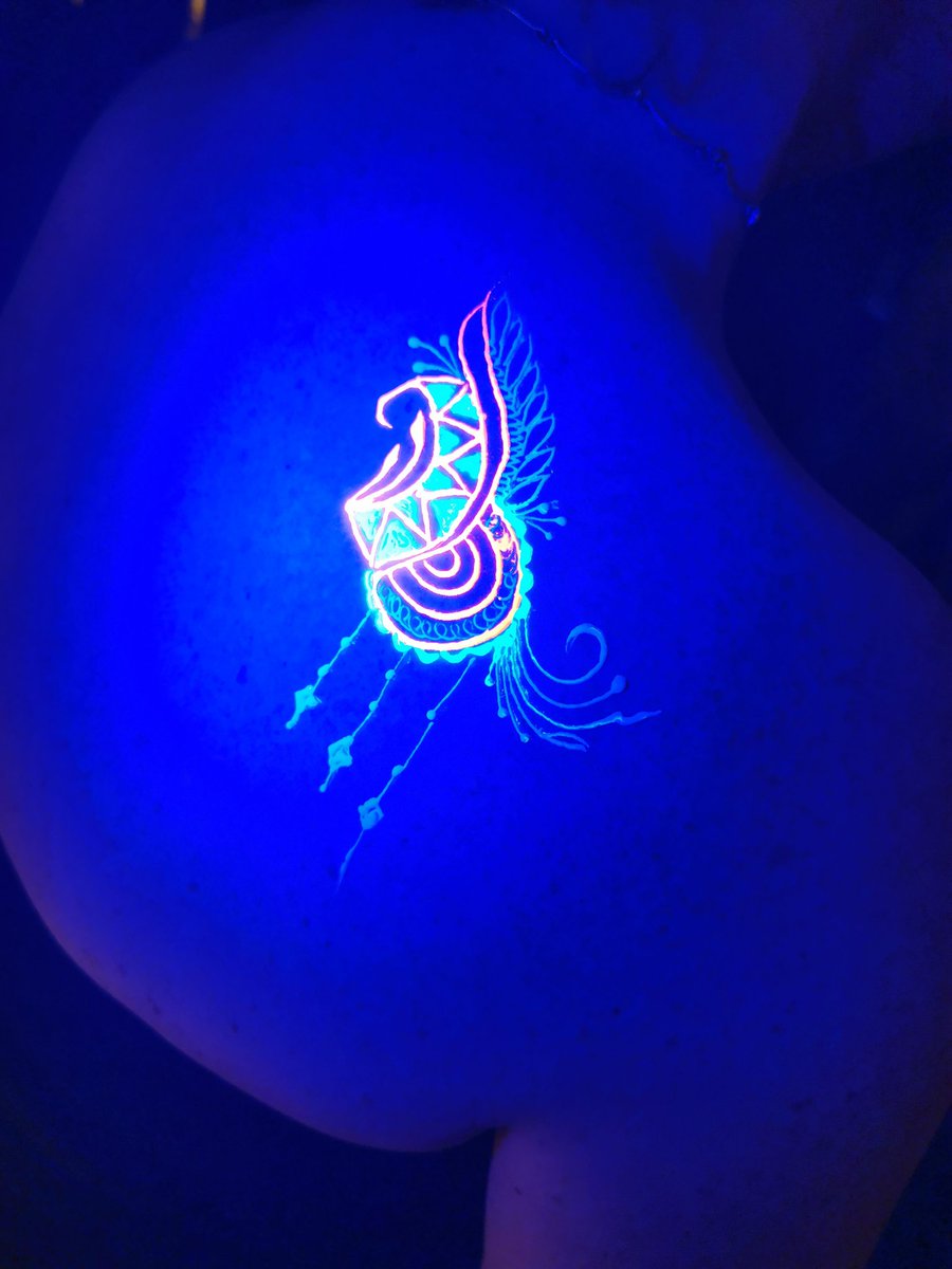 amandablain's tweet photo. Got a black light tattoo .... #hsbcplusrewards https://t.co/BVGZ3uRFIy