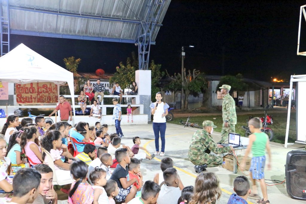 Ejercito_Div6's tweet photo. El Batallón Energético y Vial n°19 y el Hospital Sor Teresa Adele, @ICBFColombia proyectan película en el barrio el Oasis, de Puerto Rico #Caquetá en el marco de la Semana Andina,creando conciencia en la prevención de embarazos en adolescentes y reclutamiento forzado. https://t.co/YqE8sR6BD9