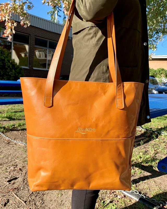 monloubier's tweet photo. Le Béatrice revêt des aires d'automne! Notre Kasur Mango lui va à ravir, vous ne trouvez pas? Merci Marie-Claude pour cette belle commande!
.
.
.
#Béatrice #cuir #produitpersonnalisé #monloubier #cabas #sacoche #sacàmain #sac #urbain #mtlfashion #automne… https://t.co/sEZL5FbfzE https://t.co/qiO3Q9PLjP
