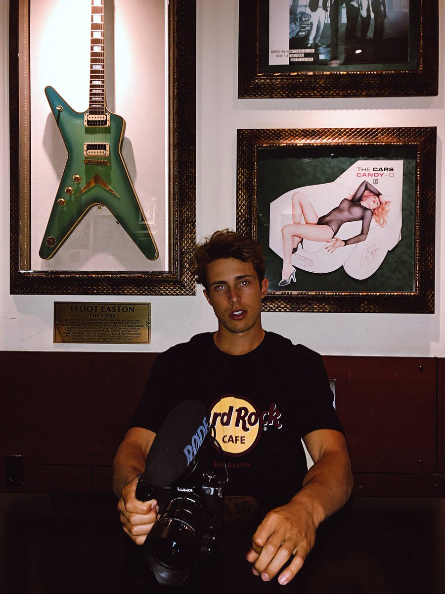 arlinmoore_'s tweet photo. Maintain eye contact bud... yes i know the guitar is sexy but it's impolite to stare... #hardrockpartner #legendsonly @HardRock https://t.co/U6JVK2yODv