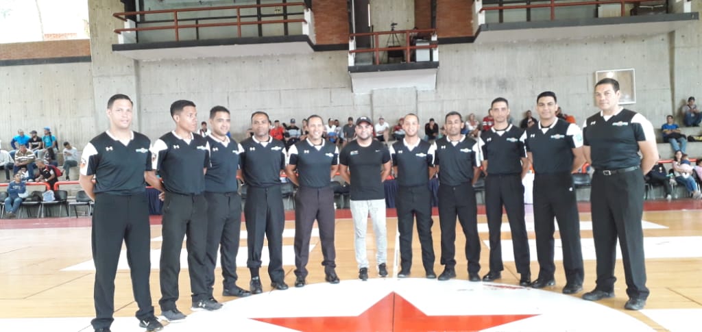 Sandymr10's tweet photo. Seguimos trabajando poco a poco, para mejorar, fortalecer y desarrollar el arbitraje de distrito capital... esta pasion las llevo en mis vena. @nenecorrea @Cirjoeba https://t.co/M3Mui7G1LO