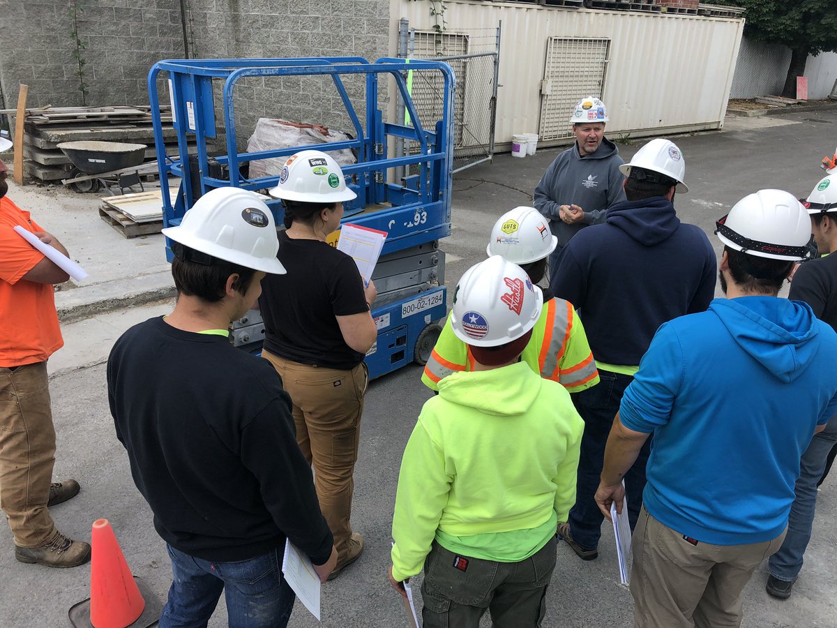 Bac1Oregon's tweet photo. Great day today in the training center! Matt teaching hands on masonry with Reyonlds learning Academy and Shawn teaching aerial training to our 1st level finisher class! @IUBAC @imiweb #UnionStrong #iubac https://t.co/l90SZMJcLR