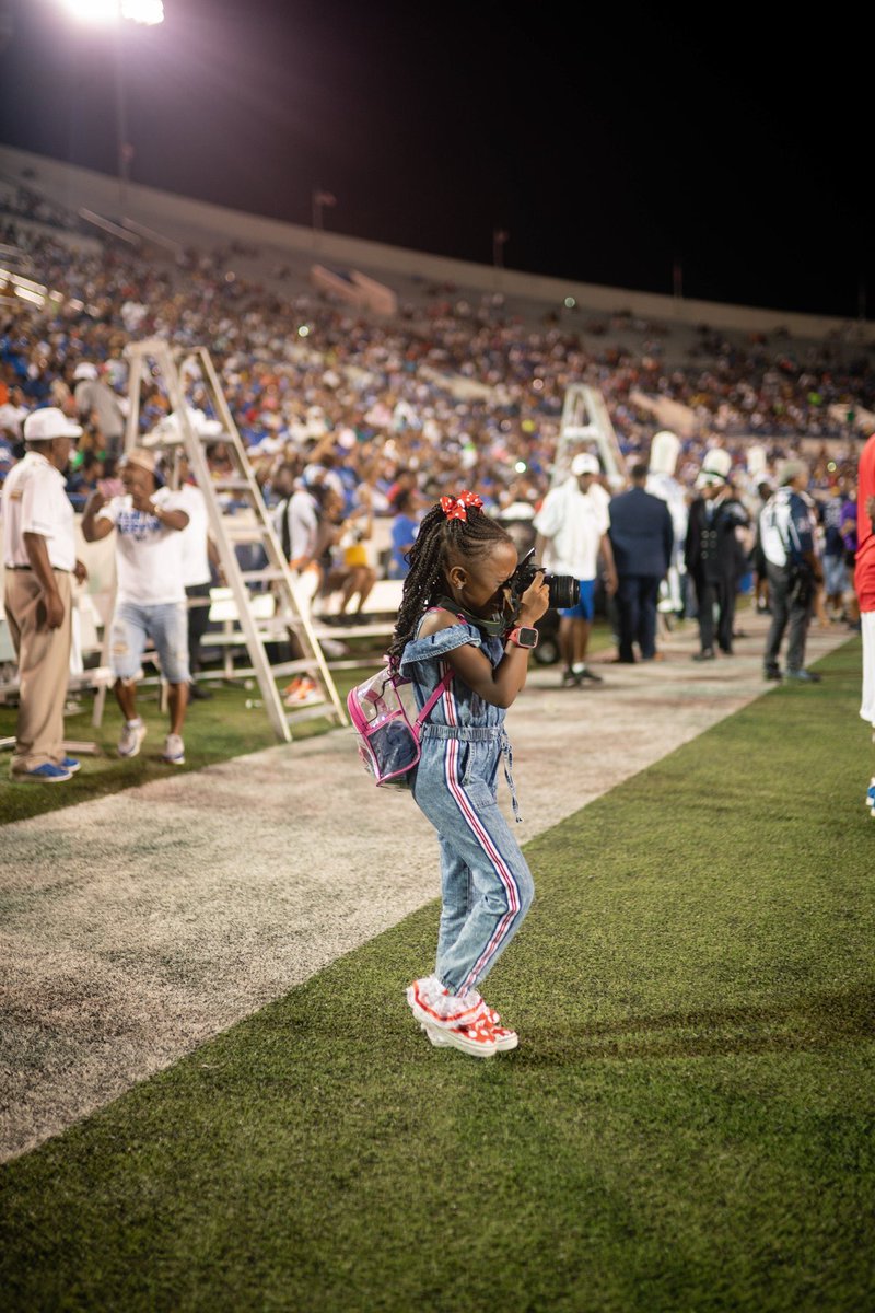 voiceofmscs's tweet image. The best photo of the year, STOREE WALTON!!! The 6yr old Clue student from Grahamwood Elementary, who is nationally known from ESPN’s The Undefeated story about STOREE on her photography skills. Thanks to her mother and grandfather for bringing her by the station today! #SCSis901