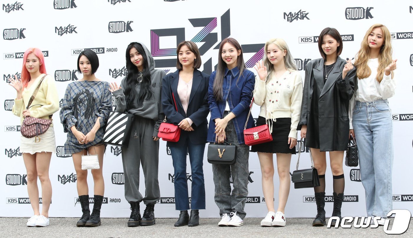 サブリー Twice패션 お久しぶりのミューバン 個性に溢れたお洋服たち まずはモモりん これぞ韓国アイドル って感じのファッション 下手したらただのダル着になるのにそこをお洒落に着こなすことが出来るのがアイドル Offwhiteバックは新しく