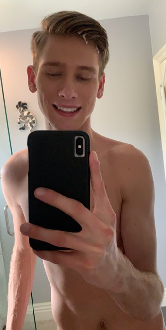 2 pic. A GOOD ASS TIME ? @NextDoorStudios https://t.co/uhI1CduMgf