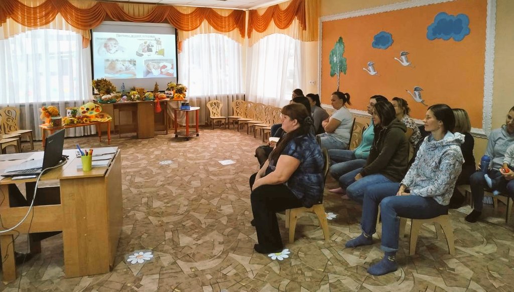 Консультационный центр продолжает свою работу.
Старший воспитатель ГайнуллинаА.С. и воспитатель ЗинуроваЛ.И. провели круглый стол с родителями, обсудили тему детских истерик