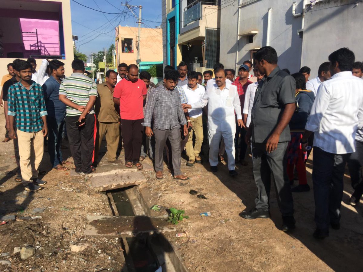 YscrCp's tweet photo. Good Morning Anantapur

కార్యక్రమ��లో భాగంగా మన ప్రియతమ ఎమ్మెల్యే #అనంతవెంకటరామిరెడ్డిగారు  9వ డివిజన్ నందు పర్యటించారు స్థానికులను ఆప్యాయంగా పలకరిస్తూ డివిజన్లలో ఉన్న సమస్యలను వీలైనంత త్వరగా పరిష్కారం చేయాలని అధికారులను కోరారు.

#AVRR_ATP_MLA. https://t.co/2IYvV8aVKO