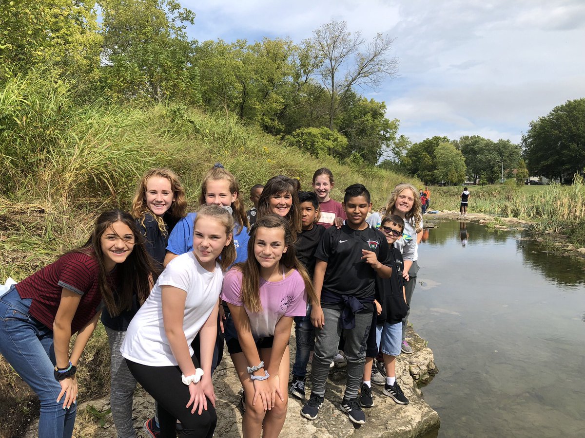 WonchScience's tweet image. 100% Engagement!   Students are testing the creek water to determine turbidity, nitrate, phosphate, ph and oxygen levels.  As we study microorganisms living on and in the human body, we also wonder about the creek microorganisms we recently viewed in our microscopes.
