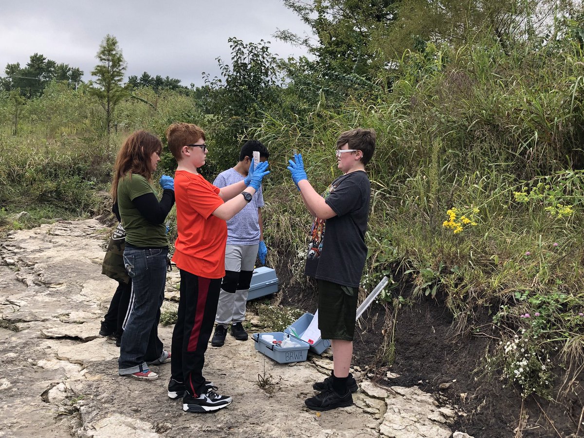 WonchScience's tweet image. 100% Engagement!   Students are testing the creek water to determine turbidity, nitrate, phosphate, ph and oxygen levels.  As we study microorganisms living on and in the human body, we also wonder about the creek microorganisms we recently viewed in our microscopes.