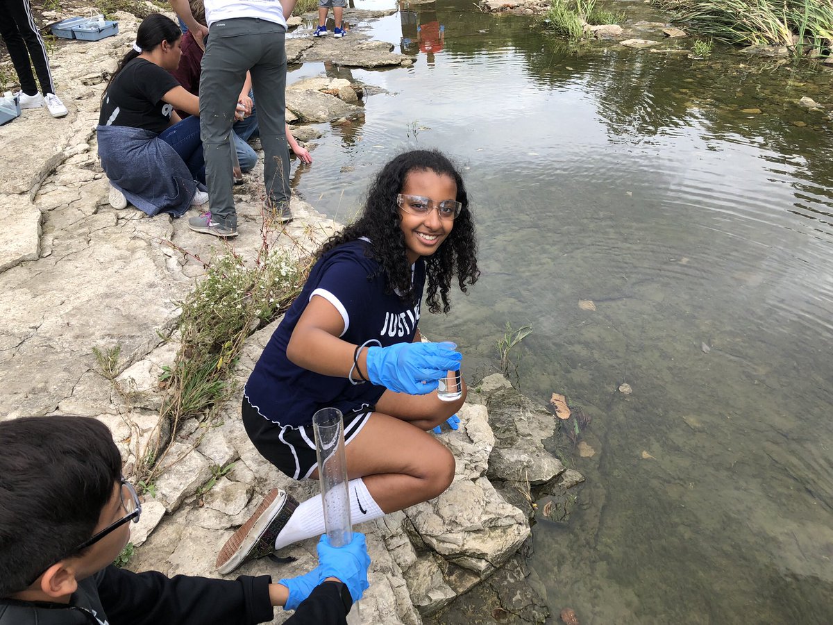 WonchScience's tweet image. 100% Engagement!   Students are testing the creek water to determine turbidity, nitrate, phosphate, ph and oxygen levels.  As we study microorganisms living on and in the human body, we also wonder about the creek microorganisms we recently viewed in our microscopes.